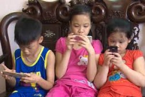 Những ảnh hưởng và hệ lụy khi trẻ em chơi và xem điện thoại quá nhiều